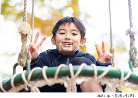 公園で元気に遊ぶ小学生 96654391