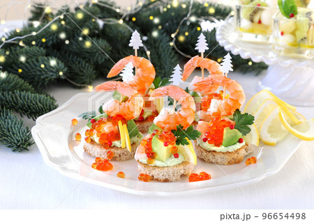 クリスマス前菜　アボカドディップのアボカドシュリンプオープンサンド　エビとアボカドのカナッペ　 96654498