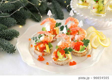 クリスマス前菜　アボカドディップのアボカドシュリンプオープンサンド　エビとアボカドのカナッペ　 96654505