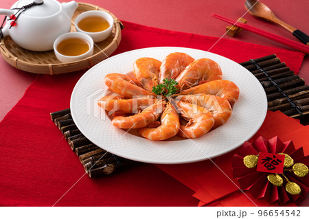 Delicious shrimp soaked in Chinese wine for lunar new year's dishes. 96654542