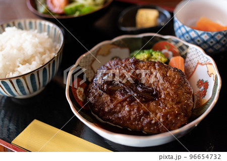 美味しそうなハンバーグ 96654732