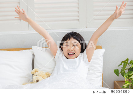 子供　早起き　目覚め 96654899