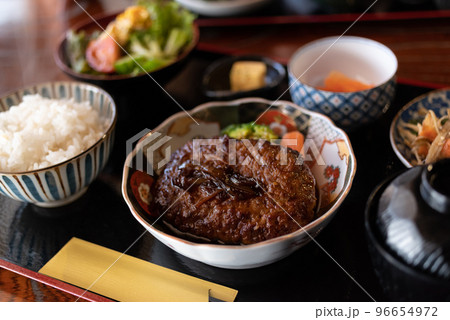 美味しそうなハンバーグ 96654972