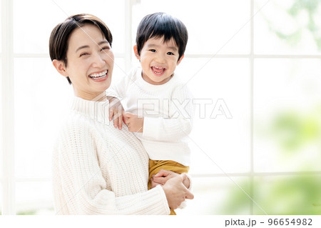 ママと幼児の笑顔で抱っこの可愛いポートレート カメラ目線 ママと幼児の笑顔で抱っこの可愛いポートレート カメラ目線 96654982