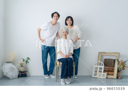 シニア女性と家族の記念写真　フォトスタジオ　写真館 96655039