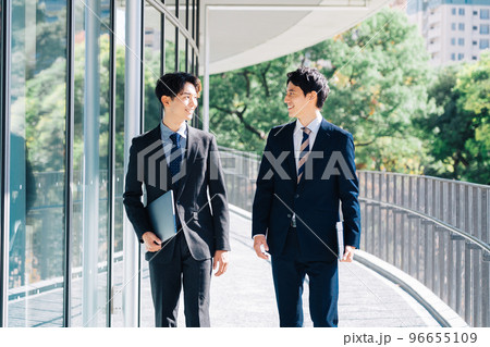 二人のビジネスマン　 96655109