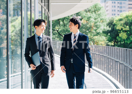 二人のビジネスマン　 96655113