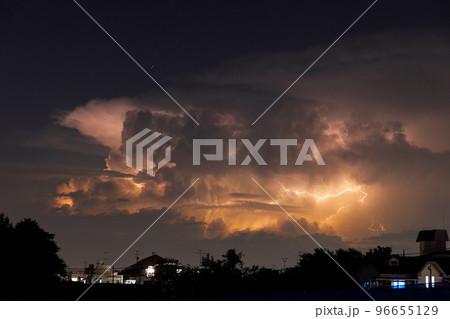 夕暮れの落雷と雷に照らされる雲 96655129