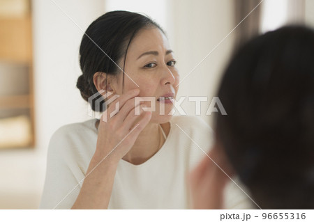 年齢肌に悩むミドル女性イメージ 年齢肌に悩むミドル女性イメージ 96655316