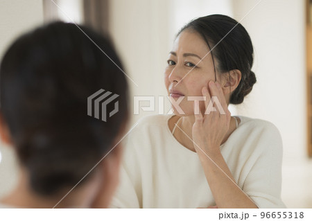 年齢肌に悩むミドル女性イメージ 96655318