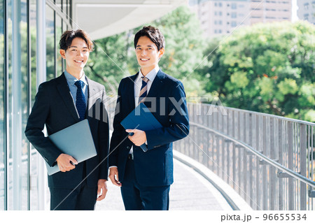 二人のビジネスマン　 96655534