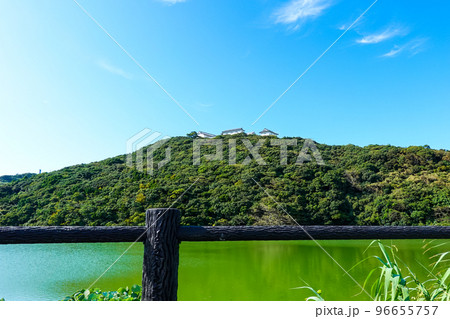 白壁で囲まれた天草の富岡城跡（熊本県） 96655757