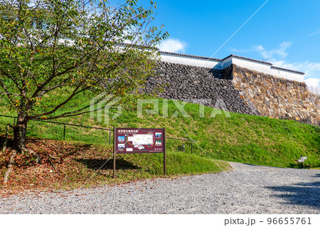 白壁で囲まれた天草の富岡城跡（熊本県） 96655761