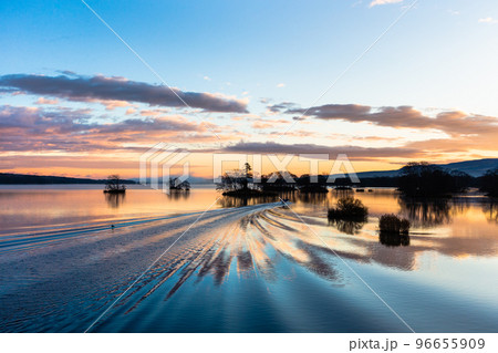 北海道、夜明けの大沼国定公園・11月、日本 北海道、夜明けの大沼国定公園・11月、日本 96655909