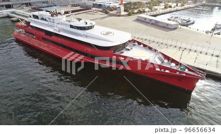 中央ふ頭に停泊する出航間際のクイーンビートル 96656634