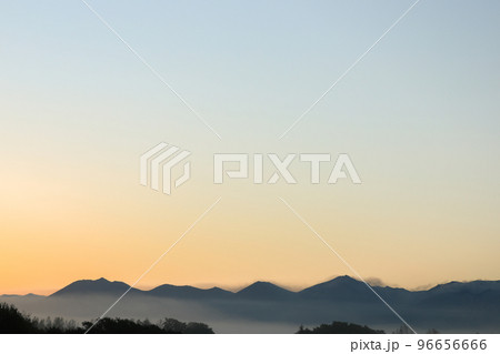 【北海道美瑛町】朝霧の丘と十勝岳連邦 96656666