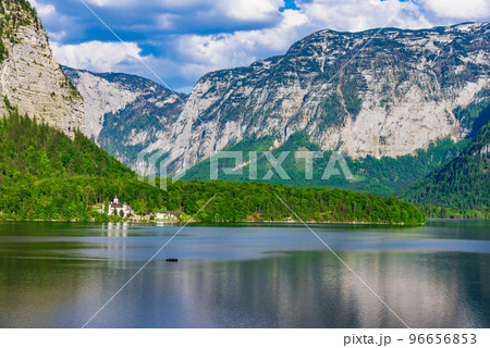 オーストリア　ハルシュタット湖 96656853