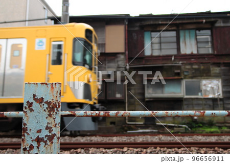 レトロな木造住宅と西武2000系電車 レトロな木造住宅と西武2000系電車 96656911