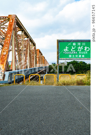 大阪市旭区の淀川にかかるおおさか東線の淀川橋梁 大阪市旭区の淀川にかかるおおさか東線の淀川橋梁 96657145