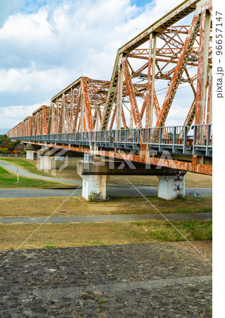 大阪市旭区の淀川にかかるおおさか東線の淀川橋梁 96657147
