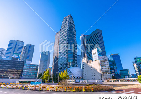 日本の東京都市景観 新宿駅前の超高層ビル群などを望む 日本の東京都市景観 新宿駅前の超高層ビル群などを望む 96657371