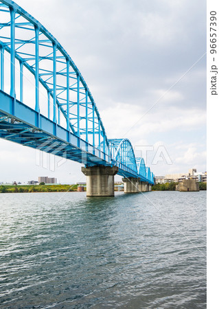 大阪市旭区の淀川にかかる淀川水管橋 96657390