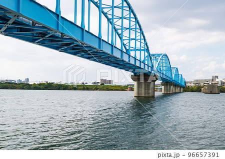 大阪市旭区の淀川にかかる淀川水管橋 大阪市旭区の淀川にかかる淀川水管橋 96657391