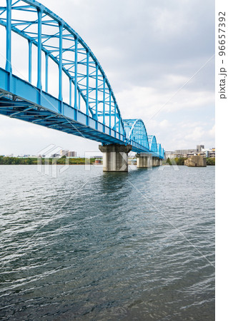 大阪市旭区の淀川にかかる淀川水管橋 大阪市旭区の淀川にかかる淀川水管橋 96657392