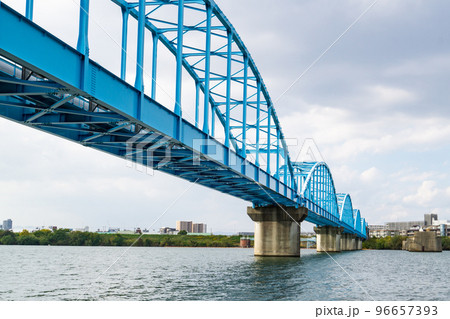 大阪市旭区の淀川にかかる淀川水管橋 大阪市旭区の淀川にかかる淀川水管橋 96657393