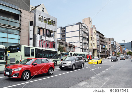 京都市東山区 三条京阪駅前の街並み 京都市東山区 三条京阪駅前の街並み 96657541