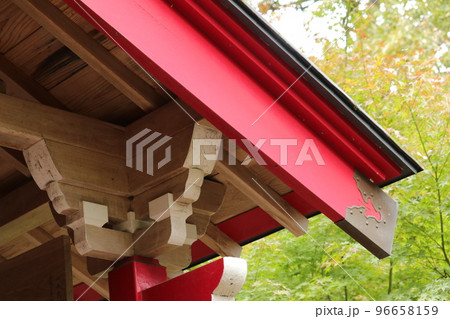 山間にたたずむ弁財天の赤い社 96658159