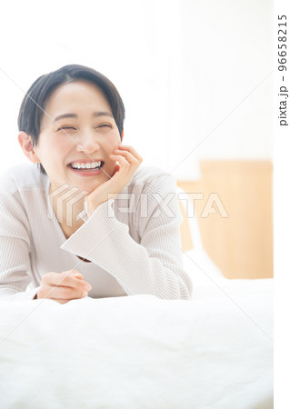 寝そべって微笑む美しい笑顔の女性 96658215