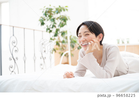 寝そべって微笑む美しい笑顔の女性 96658225