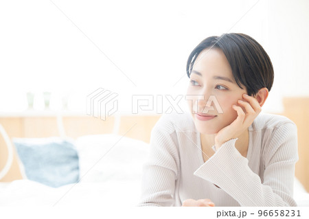 寝そべって微笑む美しい笑顔の女性 コピースペースあり 96658231