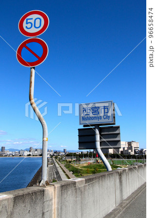 芦屋市から西宮市へ　兵庫県道573号芦屋鳴尾浜線　夙川橋を渡る 96658474