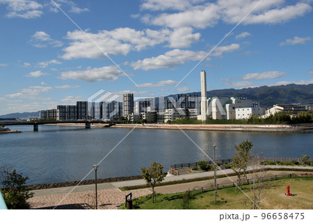西宮市 西宮浜総合公園から芦屋市の芦屋市環境処理センターのごみ焼却施設とアステム芦屋を望む 西宮市 西宮浜総合公園から芦屋市の芦屋市環境処理センターのごみ焼却施設とアステム芦屋を望む 96658475