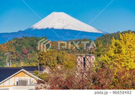 （静岡県）W世界遺産・韮山反射炉の向こうに富士山　秋 96658482