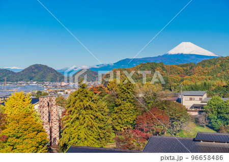 （静岡県）W世界遺産・韮山反射炉の向こうに富士山　秋 96658486