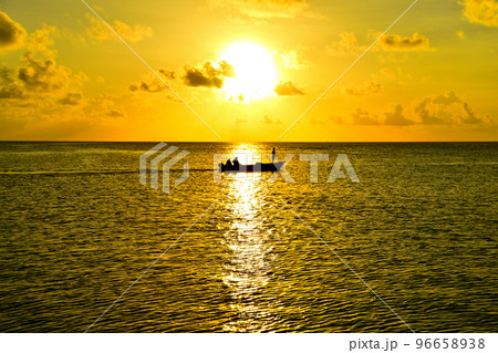 インド洋の島国モルディブ・ディーフシの夕焼けと船 96658938
