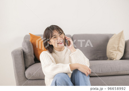 リビングで電話してる女性 リビングで電話してる女性 96658992