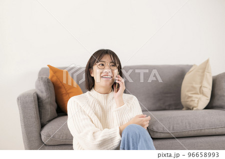 リビングで電話してる女性 リビングで電話してる女性 96658993