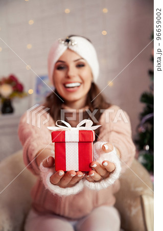 226,602 Woman Holding Christmas Present Images, Stock Photos, 3D objects, &  Vectors