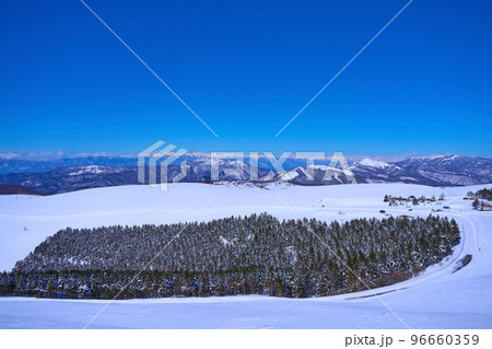 長野県諏訪市 車山の中腹から北西側(北アルプス,美ヶ原,三峰山など)の眺望 96660359