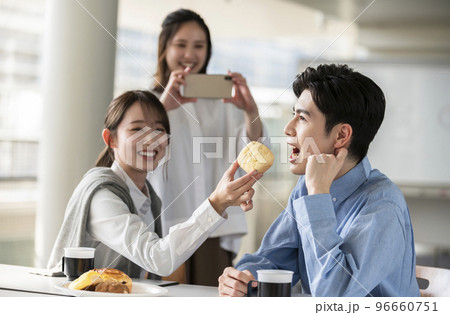 楽しくランチする学生の若い男女 96660751