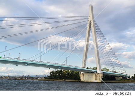 大阪市此花区の舞洲にかかる常吉大橋 96660822
