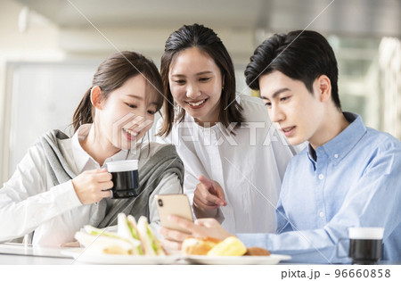 楽しくランチする学生の若い男女 96660858