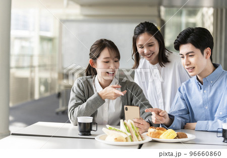 楽しくランチする学生の若い男女 96660860