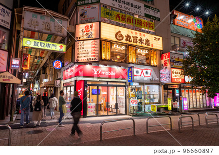 《東京都》西荻窪駅前・夜の商店街 96660897
