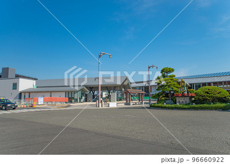 広島観光名所の宮島の玄関口、フェリー乗り場前ロータリー 広島観光名所の宮島の玄関口、フェリー乗り場前ロータリー 96660922