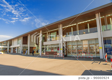 広島観光名所の宮島の玄関口、フェリー乗り場前etto 96660924